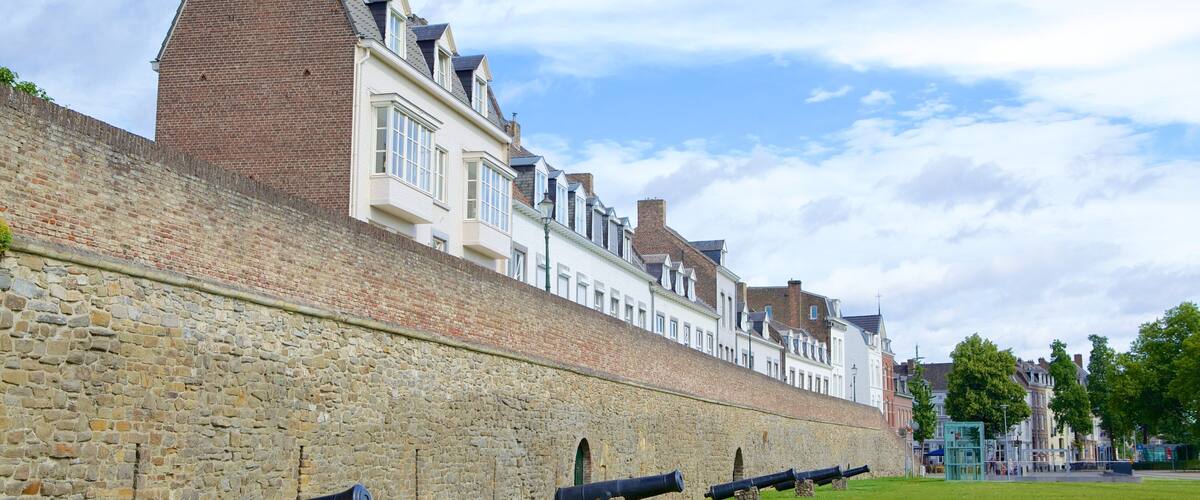 Helpoort mettant en vedette patrimoine architectural