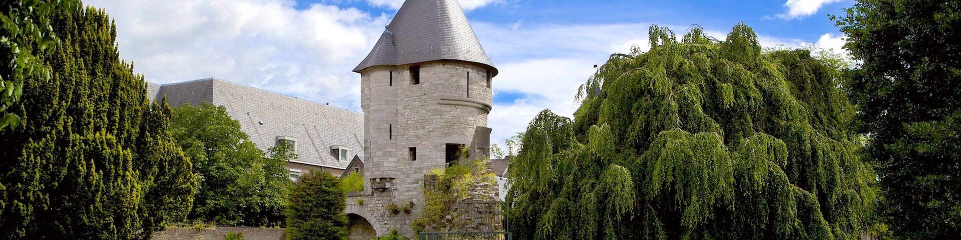 Helpoort which includes a park as well as a couple