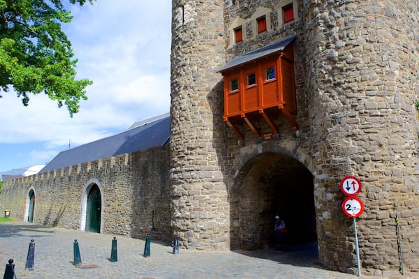 Helpoort das einen Geschichtliches und Straßenszenen