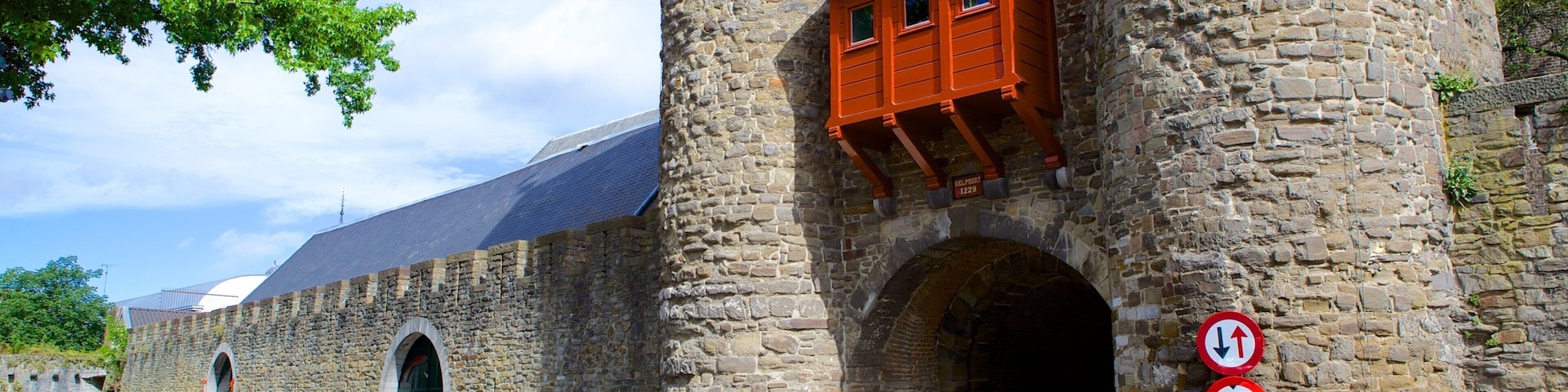 Helpoort das einen Geschichtliches und Straßenszenen