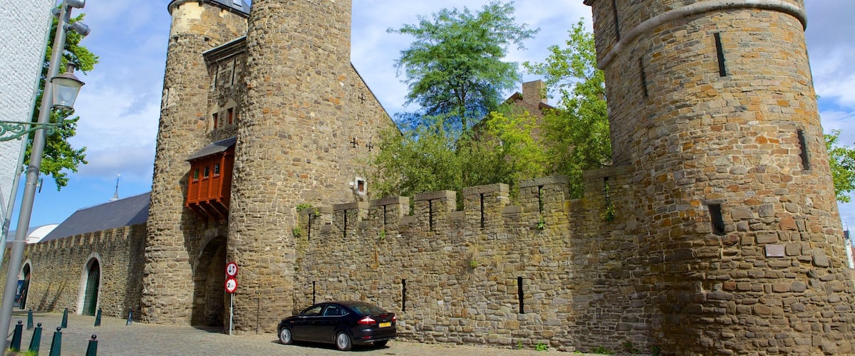 Helpoort showing street scenes, heritage elements and chateau or palace