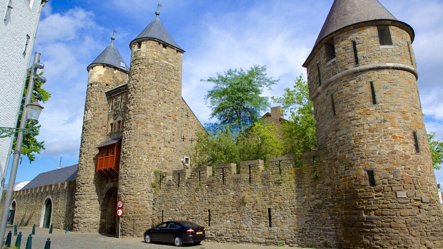 Helpoort que incluye elementos patrimoniales, un castillo y imágenes de calles