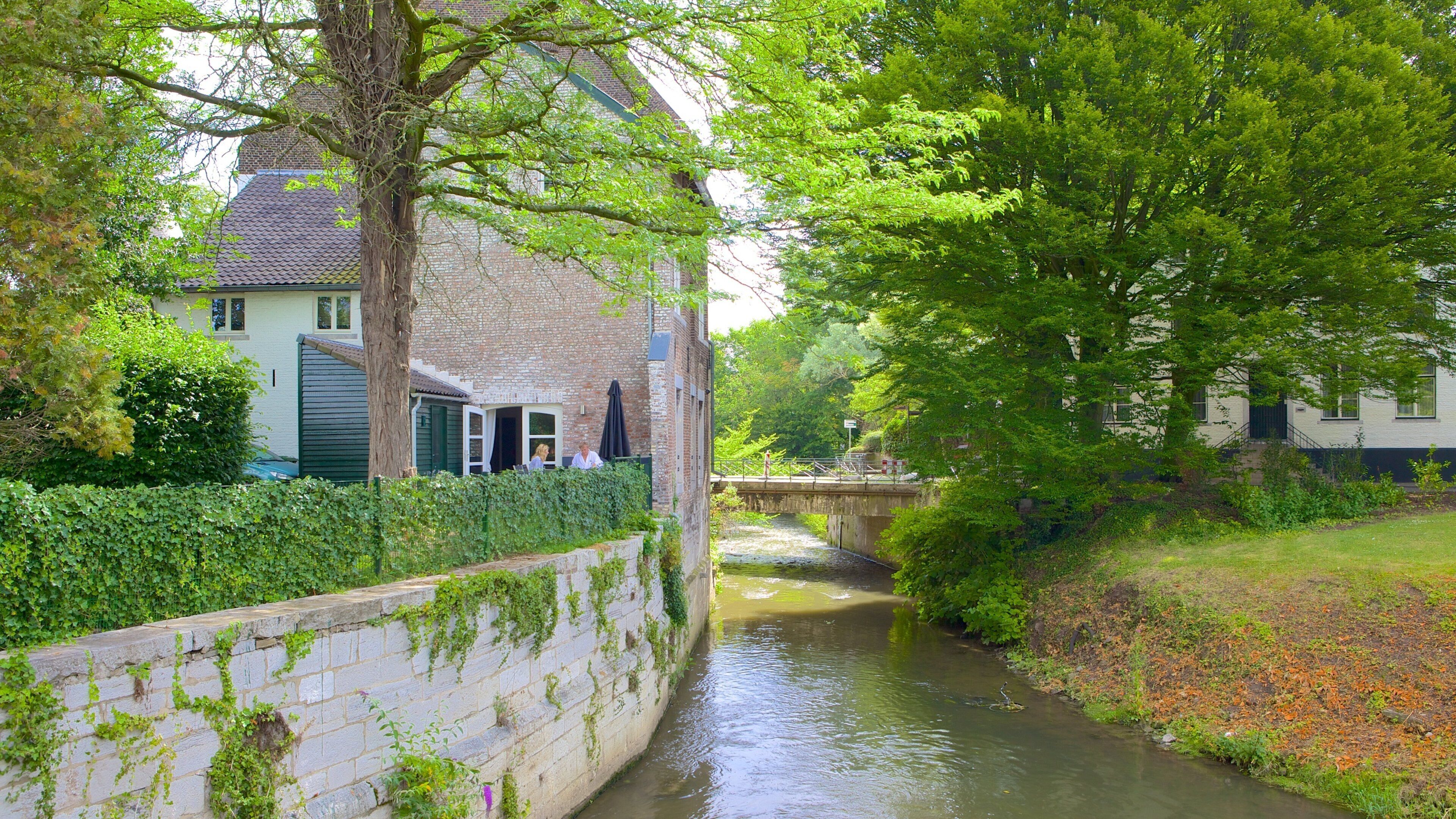 Helpoort welches beinhaltet Fluss oder Bach und Kleinstadt oder Dorf
