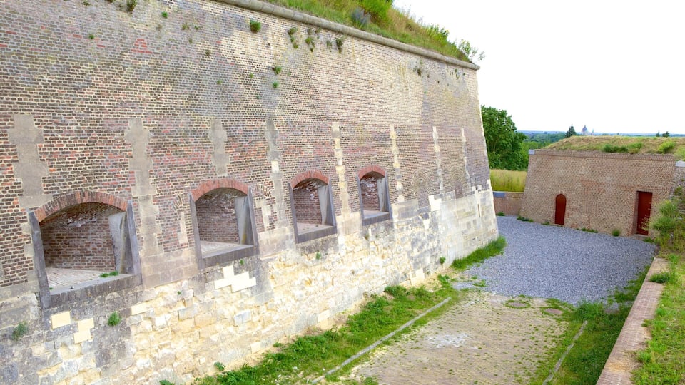 Fort St. Pieter featuring heritage elements and château or palace