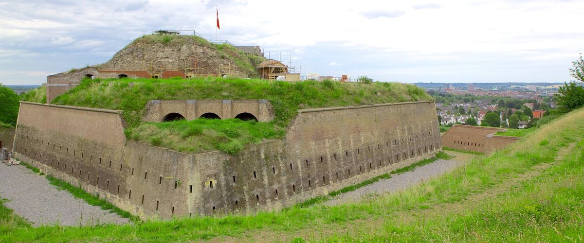 聖彼得堡 呈现出 懷舊元素 和 城堡