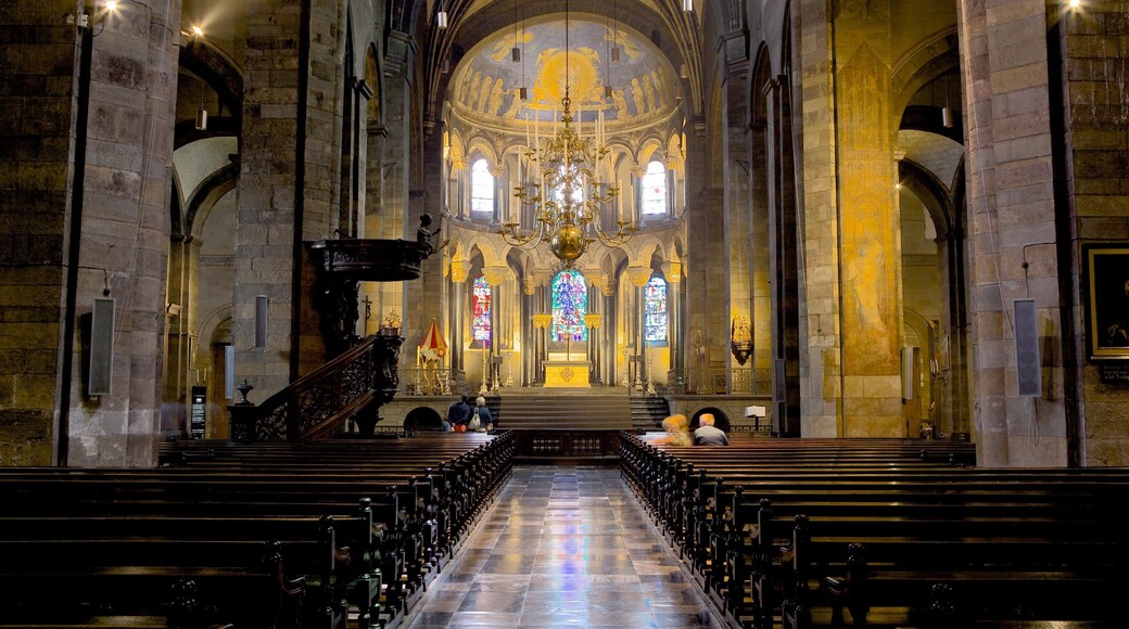 Basílica de Nuestra Señora mostrando una iglesia o catedral, elementos religiosos y vista interna