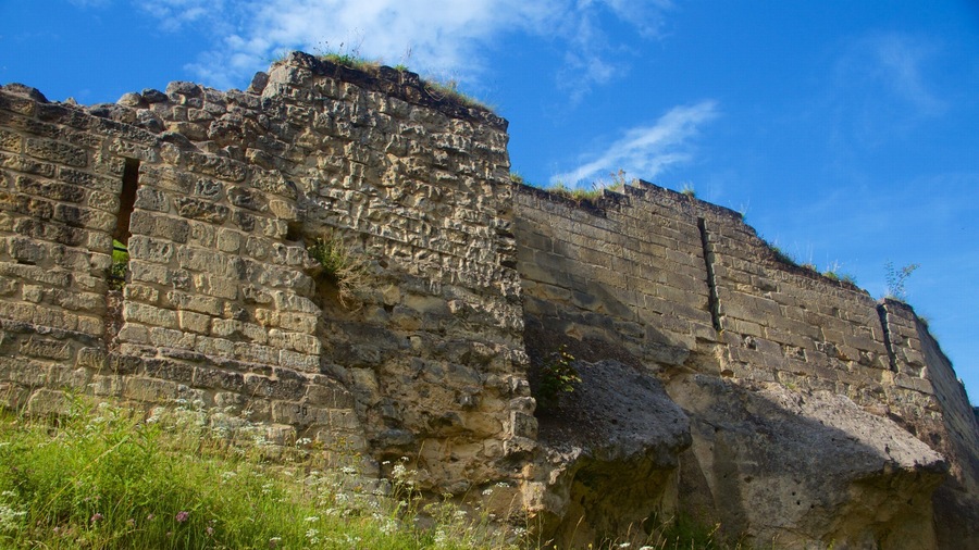 Valkenburg Castle which includes a castle, heritage elements and a ruin
