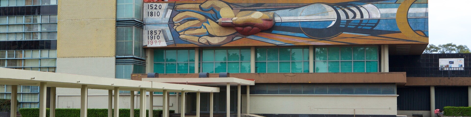 Universidade Nacional Independente do México que inclui arte ao ar livre e um jardim