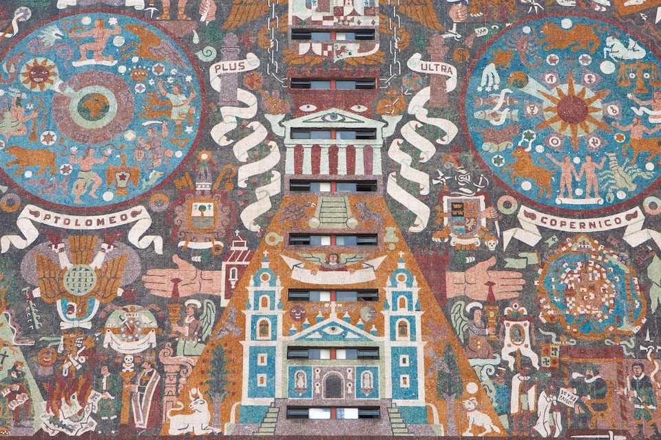 En mosaik med geometriska mönster, religiösa symboler och arkitektoniska element.