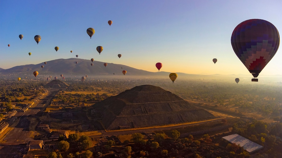 Sunrise on hot air balloon over the Teotihuacan pyramid