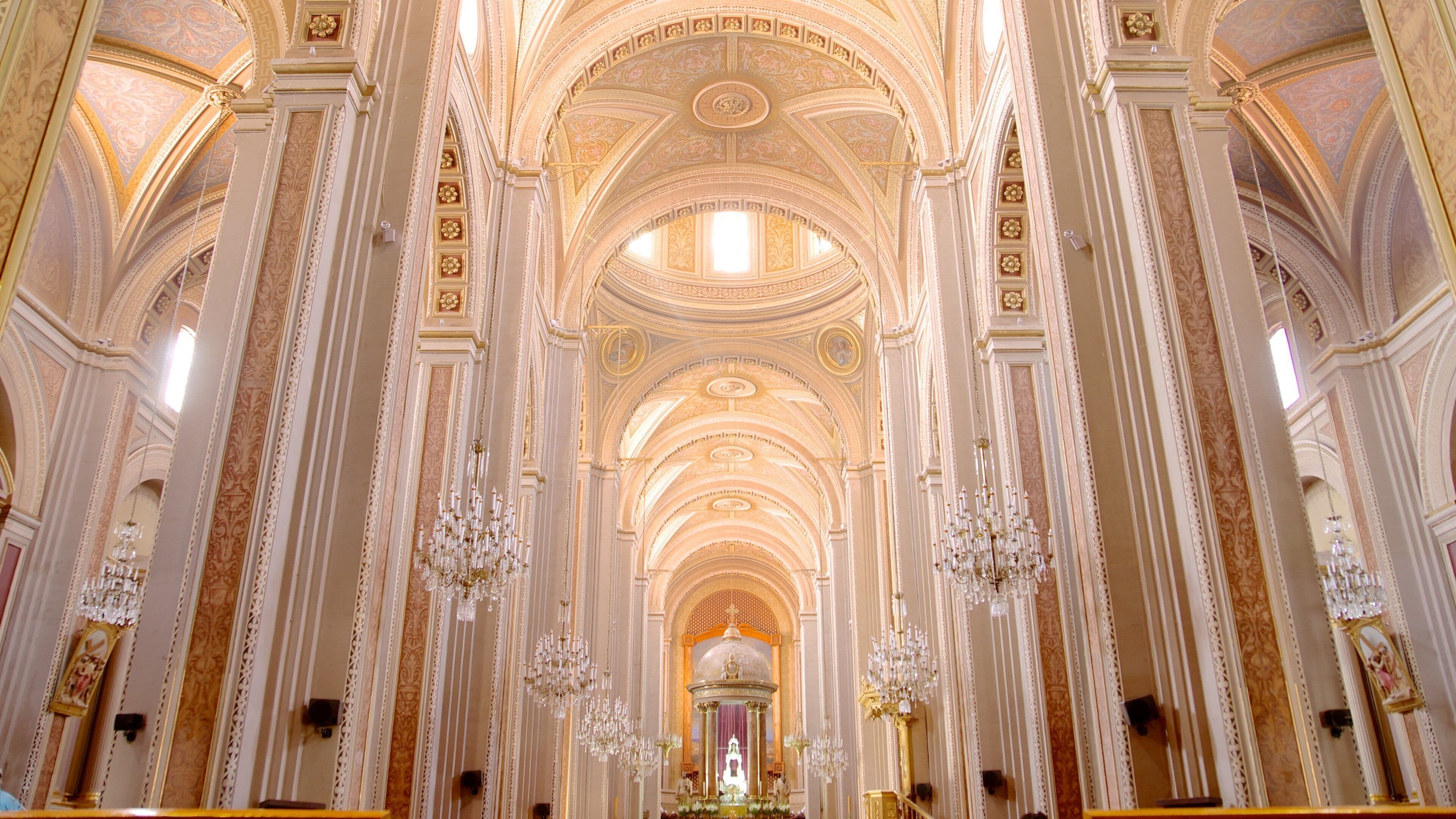 Catedral de Morelia ofreciendo patrimonio de arquitectura, vistas interiores y una iglesia o catedral