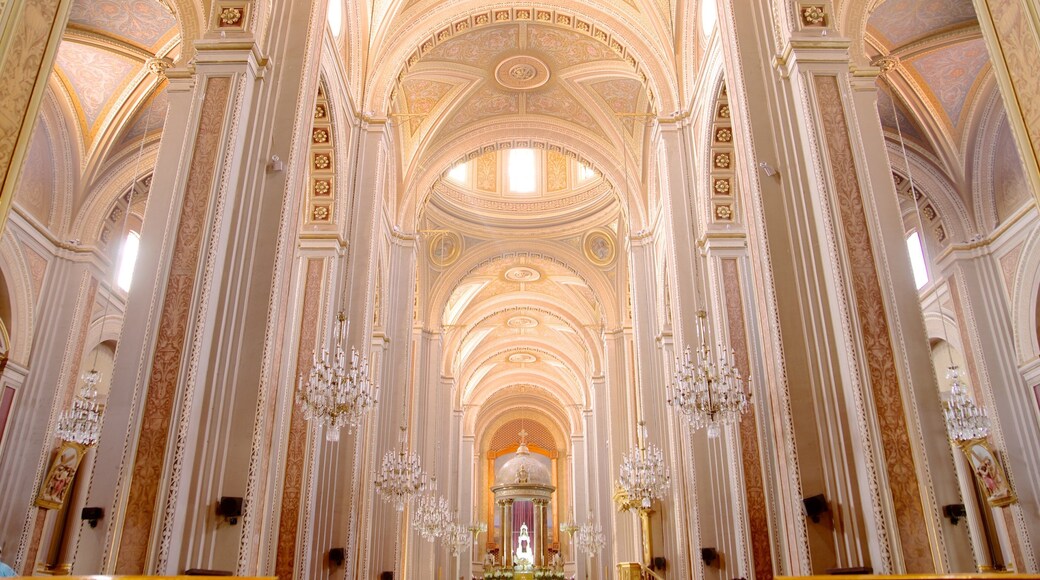 Catedral de Morelia ofreciendo patrimonio de arquitectura, vistas interiores y una iglesia o catedral