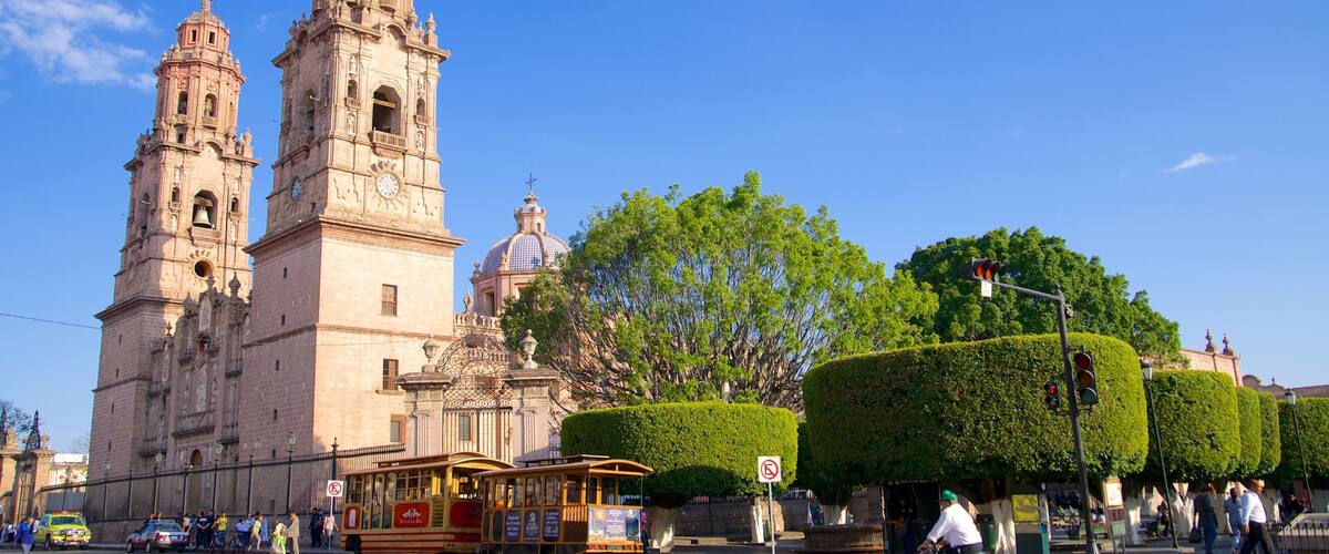 Catedral de Morelia mostrando una iglesia o catedral y escenas urbanas