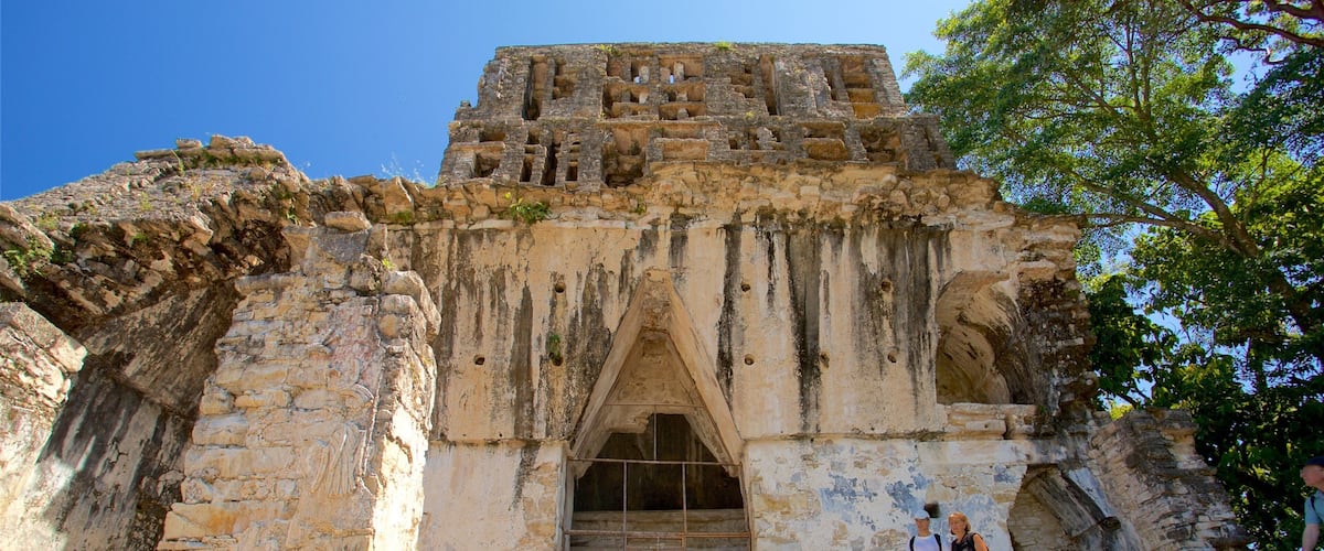 Ciudad Prehispánica y Parque Nacional de Palenque mostrando arquitectura patrimonial y también una pareja