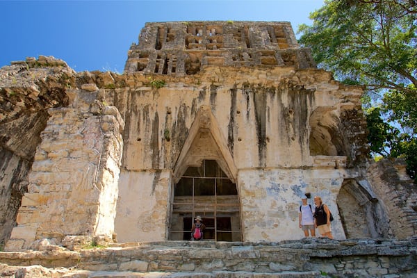 Präkolumbianische Stadt und Nationalpark von Palenque welches beinhaltet historische Architektur sowie Paar
