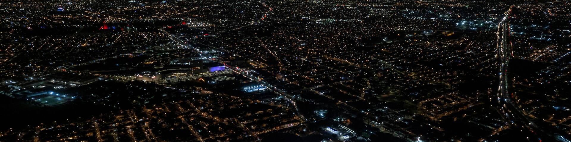 Estadio Cuauhtémoc y Ciudad de Puebla vista aérea de noche