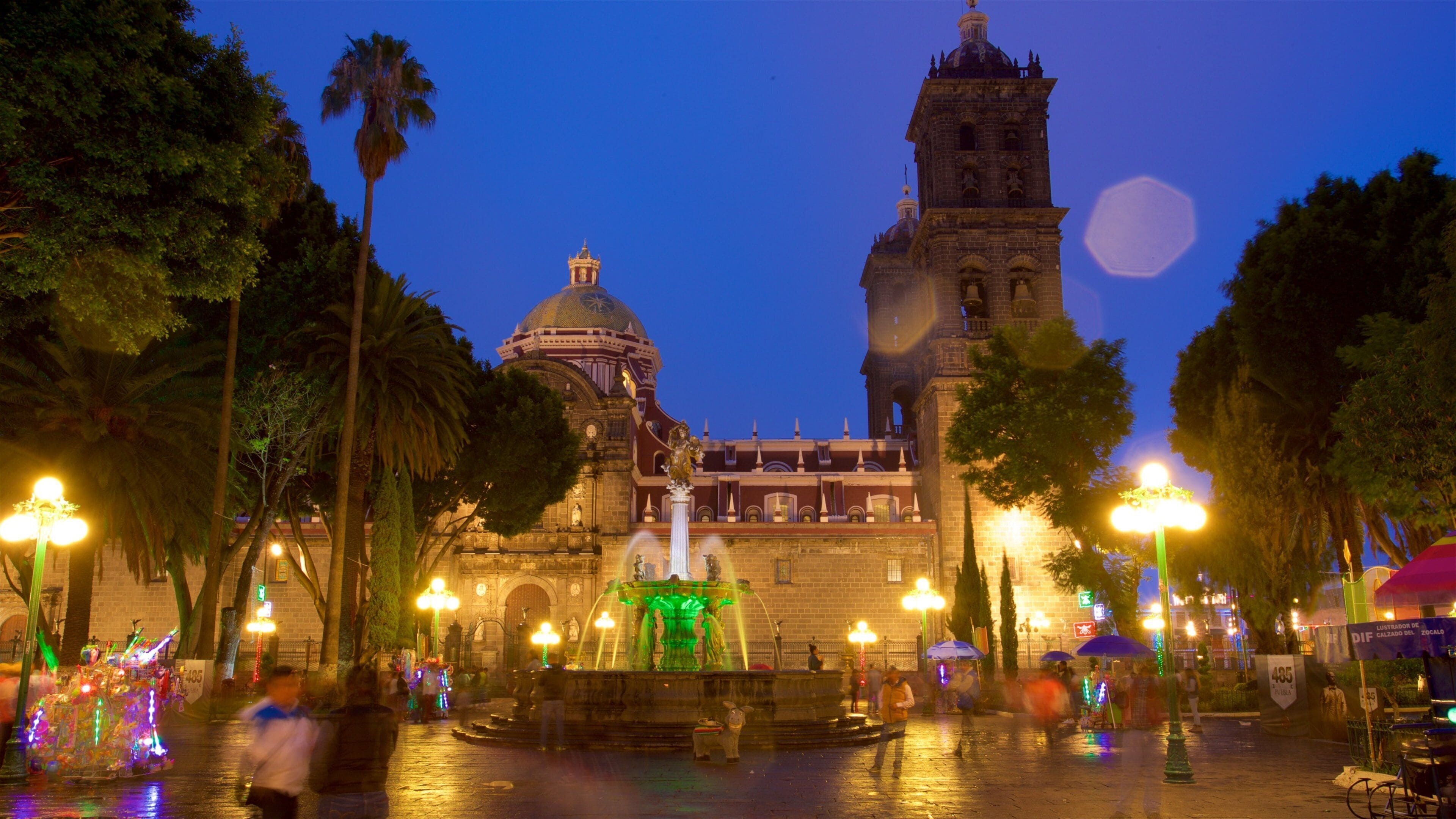 Catedral de Puebla mostrando una iglesia o catedral, patrimonio de arquitectura y escenas nocturnas