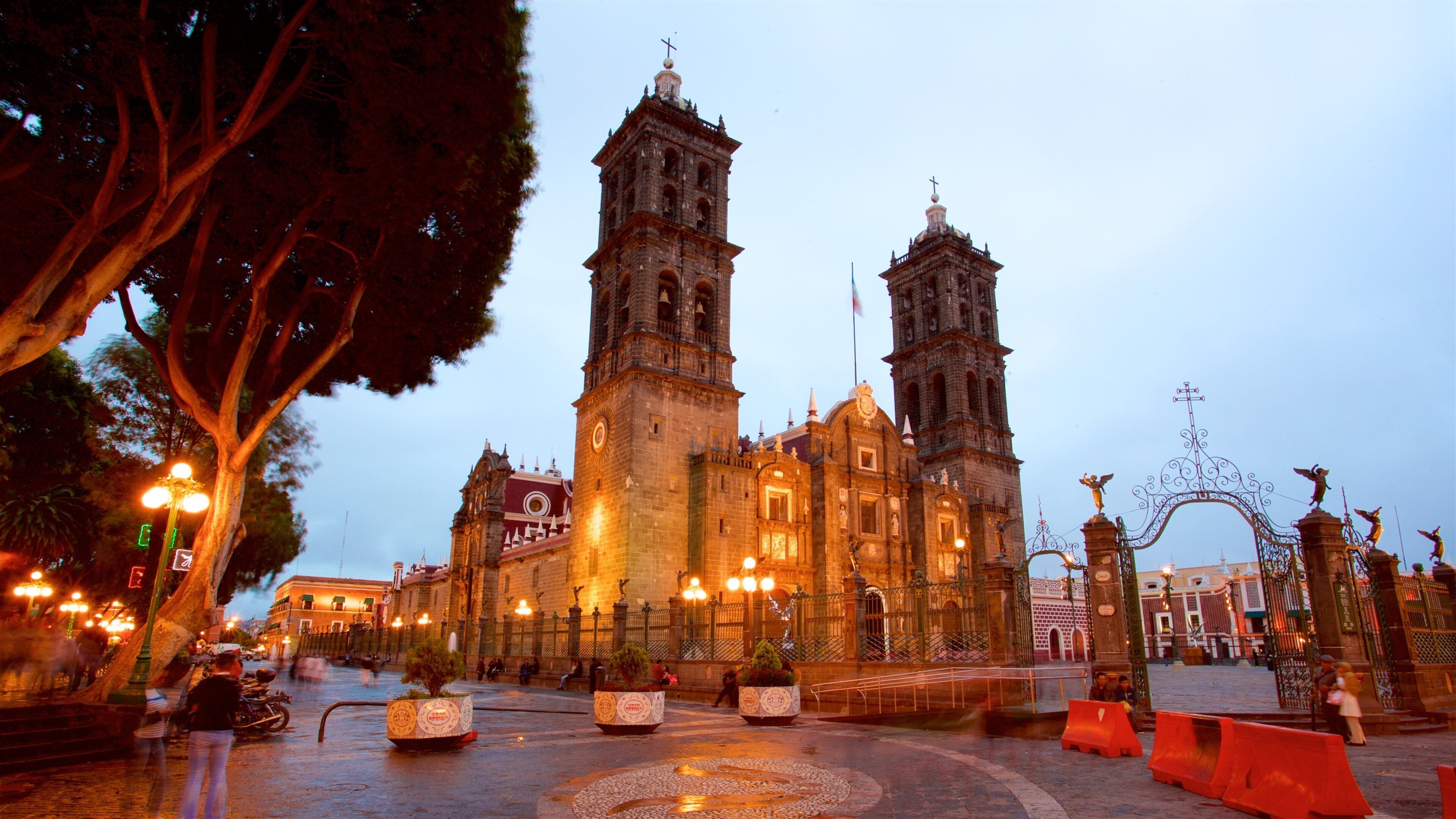 Puebla Cathedral which includes heritage architecture, a square or plaza and a church or cathedral