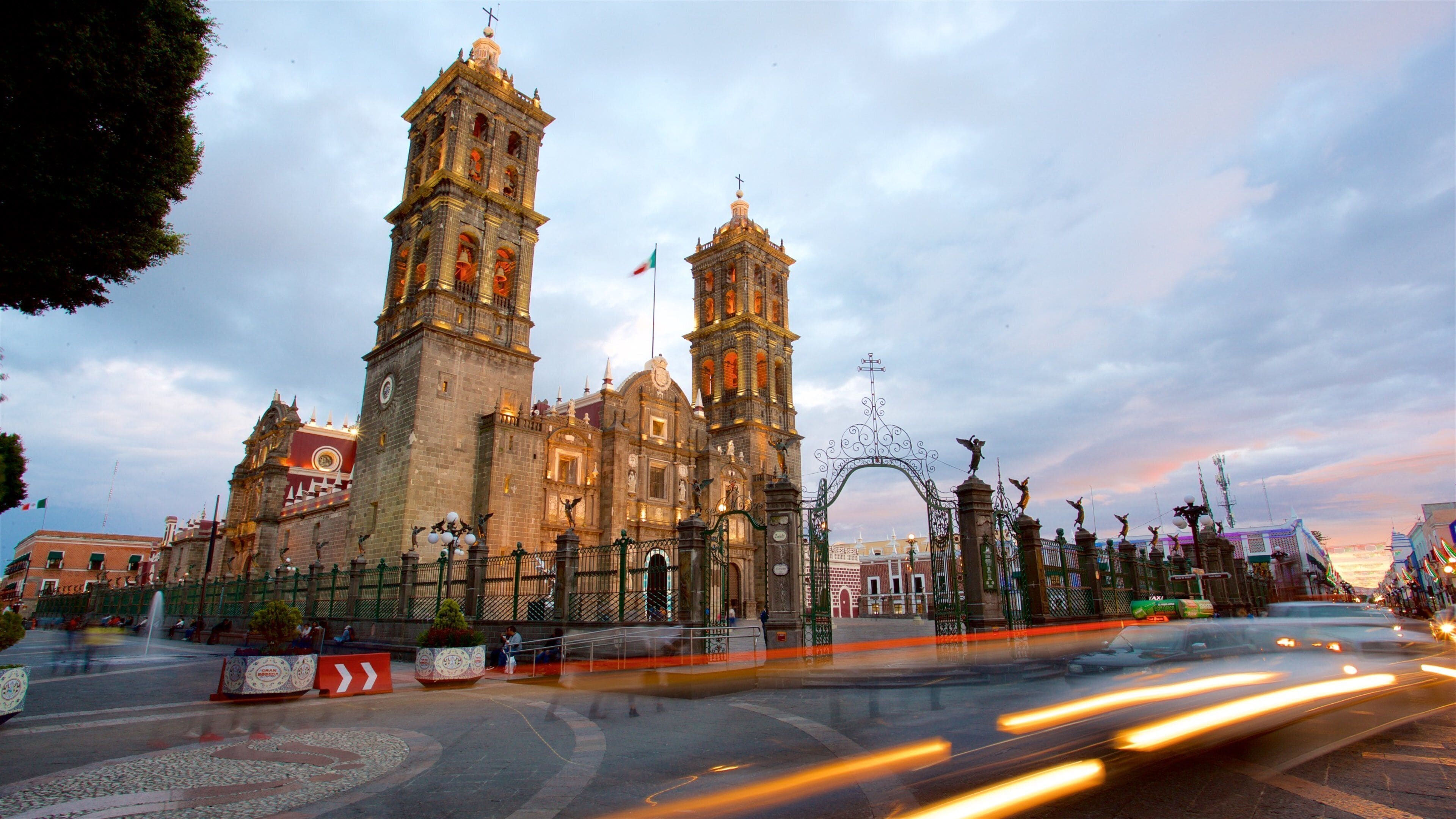 Uma catedral histórica com duas torres imponentes e uma grande entrada em arco.