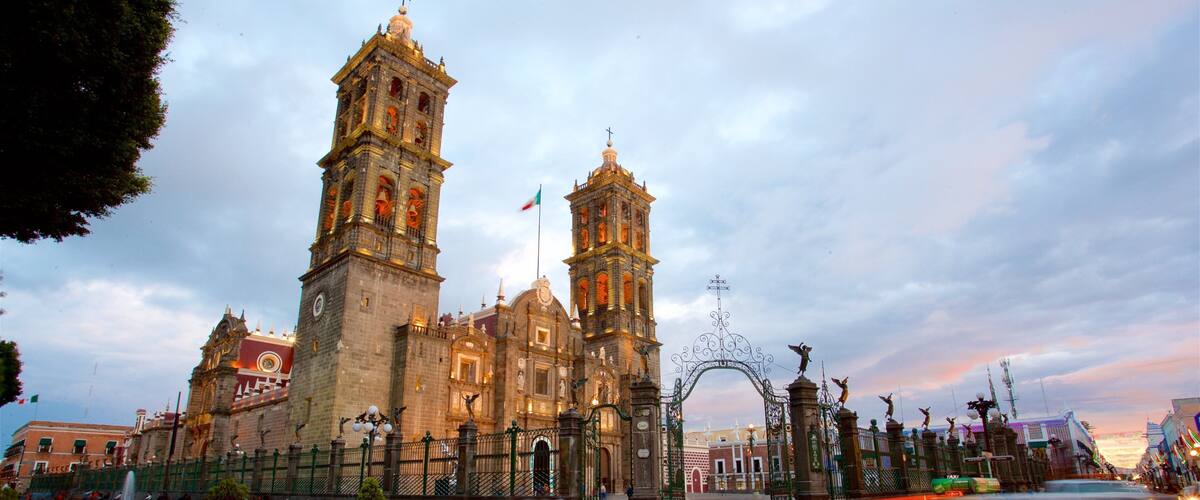 Una catedral histórica con dos torres destacadas y una gran entrada abovedada.