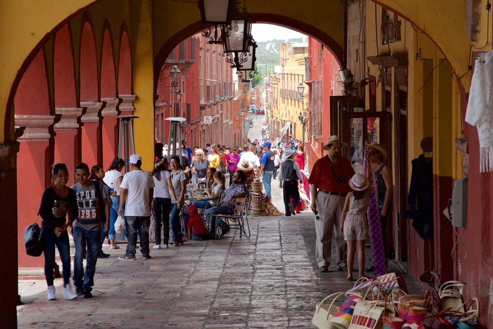 Un marché de rue animé, où les gens font leurs emplettes et les vendeurs proposent leurs produits.