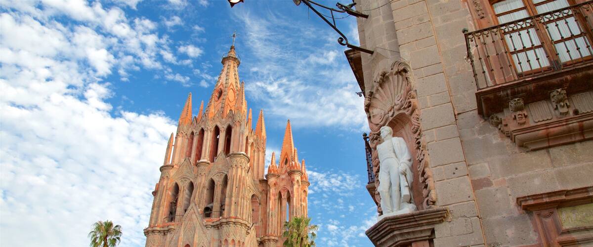 聖米格爾教區堂 其中包括 雕像或雕塑, 遺跡建築 和 教堂或大教堂