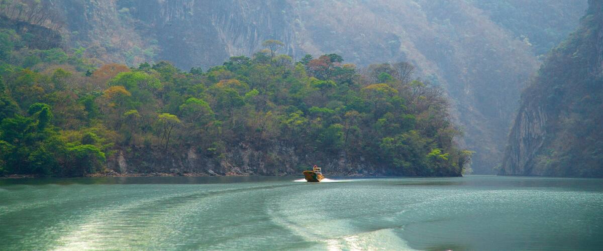 Parque Nacional Canon del Sumidero mostrando canoagem, um desfiladeiro ou canyon e um rio ou córrego