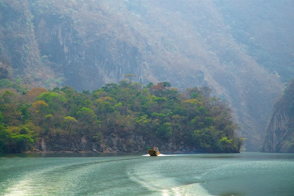 Nationalpark Cañón del Sumidero mit einem Bootfahren, Fluss oder Bach und Schlucht oder Canyon