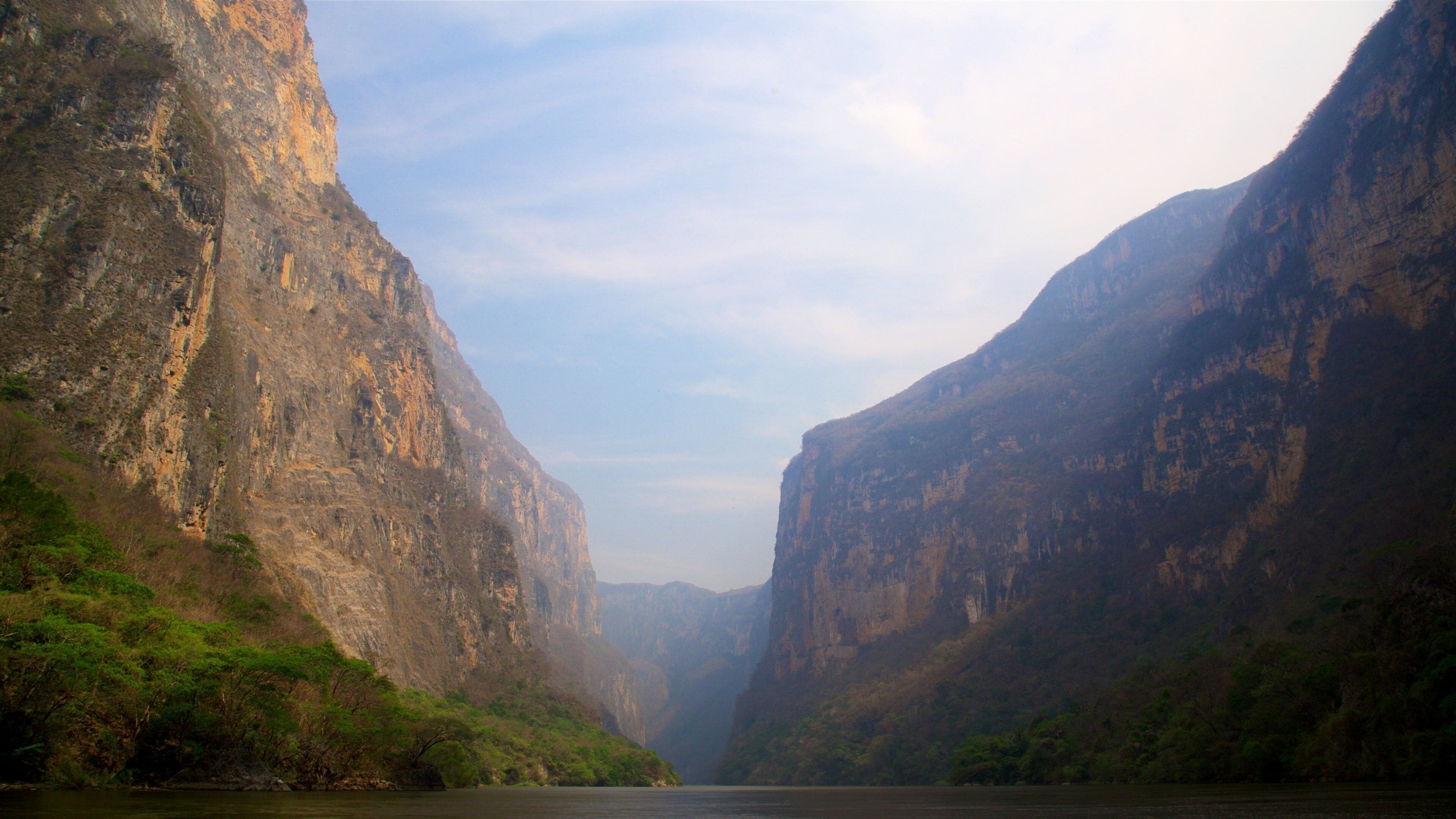 蘇米德羅峽谷國家公園 呈现出 河流或小溪 和 峽谷