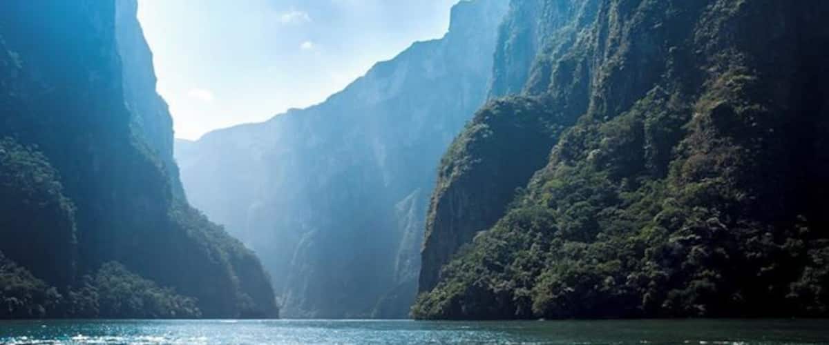 Colours of the Cañón
Feeling like a pterodactyl could swoop due at any moment and steal you/your hat!
Cañón de Sumidero felt prehistoric in its lushness, kilometre high cliffs and prevalent wildlife. We saw monkeys, crocodiles, herons, pelicans and vultures all seemingly unbothered by our speedboat. What a special place!