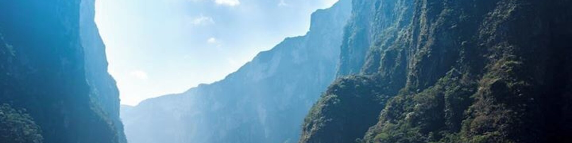 Colours of the Cañón
Feeling like a pterodactyl could swoop due at any moment and steal you/your hat!
Cañón de Sumidero felt prehistoric in its lushness, kilometre high cliffs and prevalent wildlife. We saw monkeys, crocodiles, herons, pelicans and vultures all seemingly unbothered by our speedboat. What a special place!