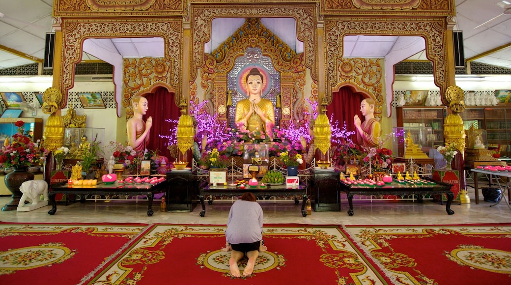 Templo Budista de Dhammikarama Burmese que inclui aspectos religiosos, vistas internas e um templo ou local de adoração