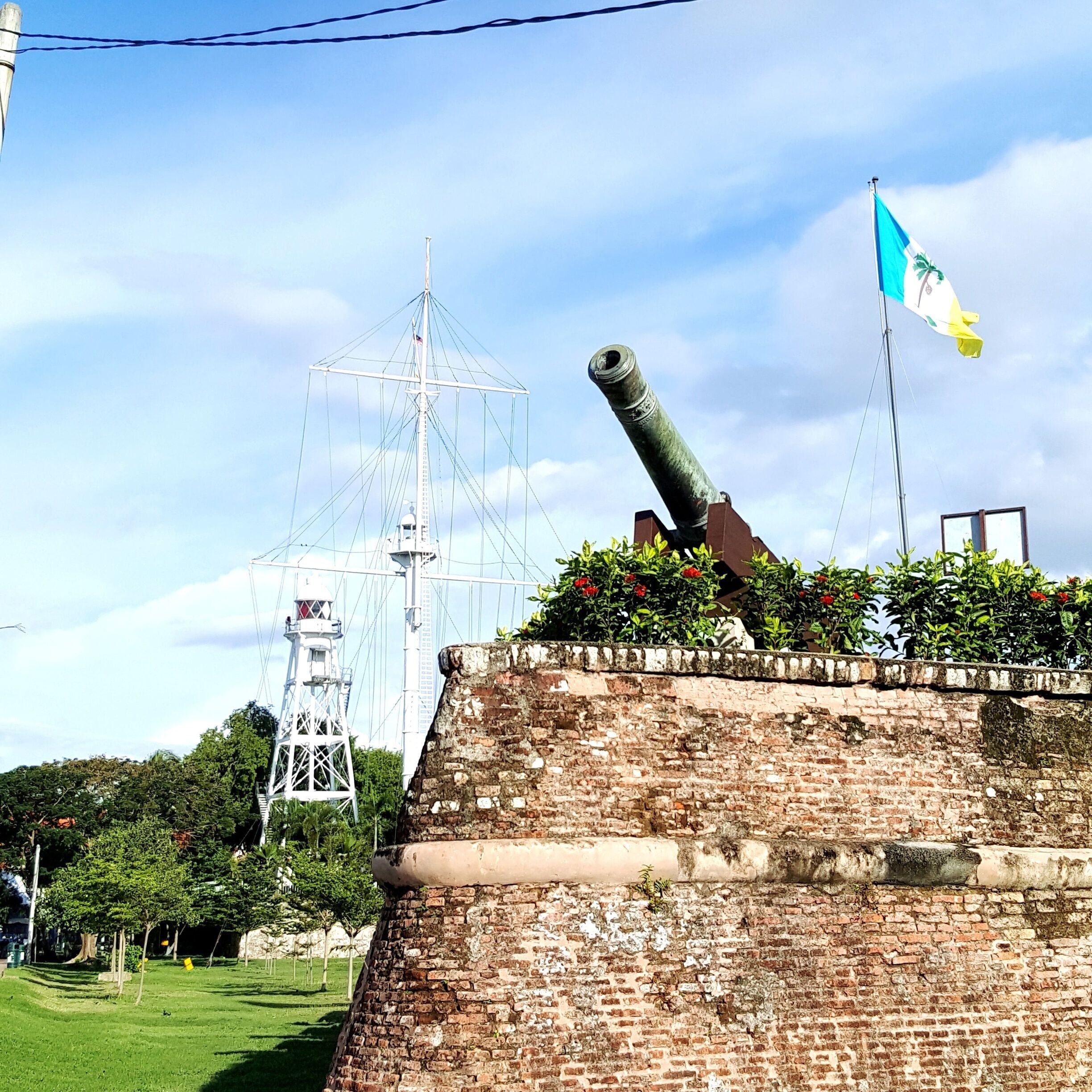 A view of the Seri Rambai Cannon, once a gift for the Sultan of Johore before it changed many hands and was moved to Penang, and walls viewed from the Esplanade.
Behind this is a steel lighthouse that resembles a ship's mast.