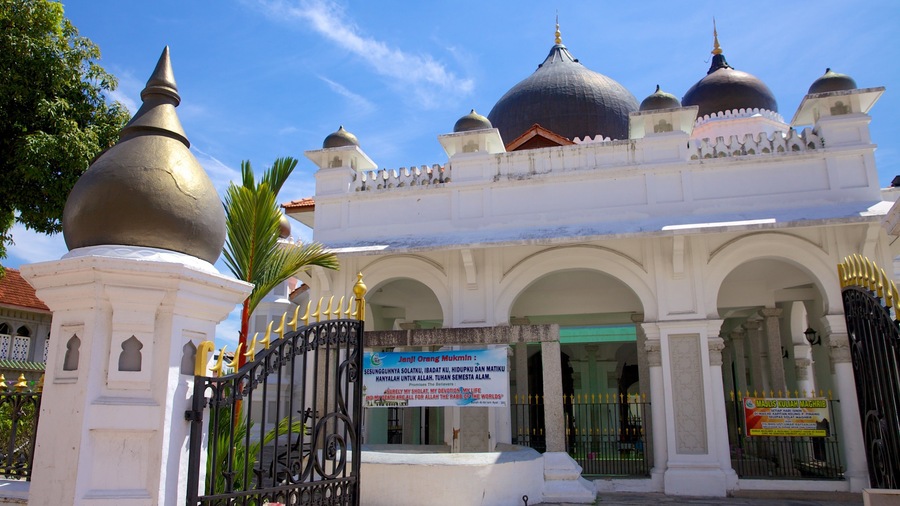 Kapitan Keling Mosque showing heritage architecture, a mosque and religious aspects