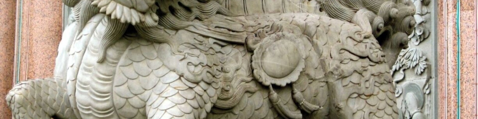Una detallada escultura de león de piedra en la entrada de un edificio.