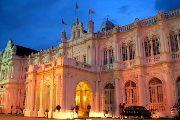 HĂŽtel de ville de Penang montrant patrimoine architectural et scĂšnes de nuit