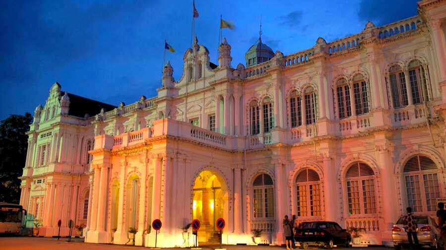 Penangs rÄdhus som visar nattliv och historisk arkitektur