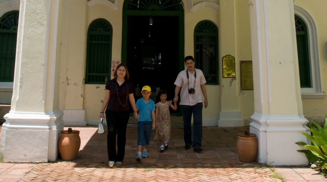 Museu Islâmico de Penang mostrando cenas de rua, uma cidade e elementos religiosos