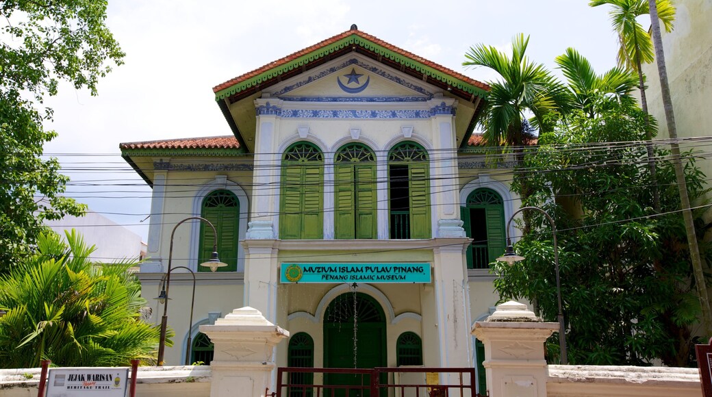 Museo Islámico de Penang que incluye señalización y elementos religiosos