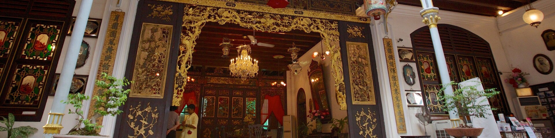 Pinang Peranakan Mansion showing a castle and interior views