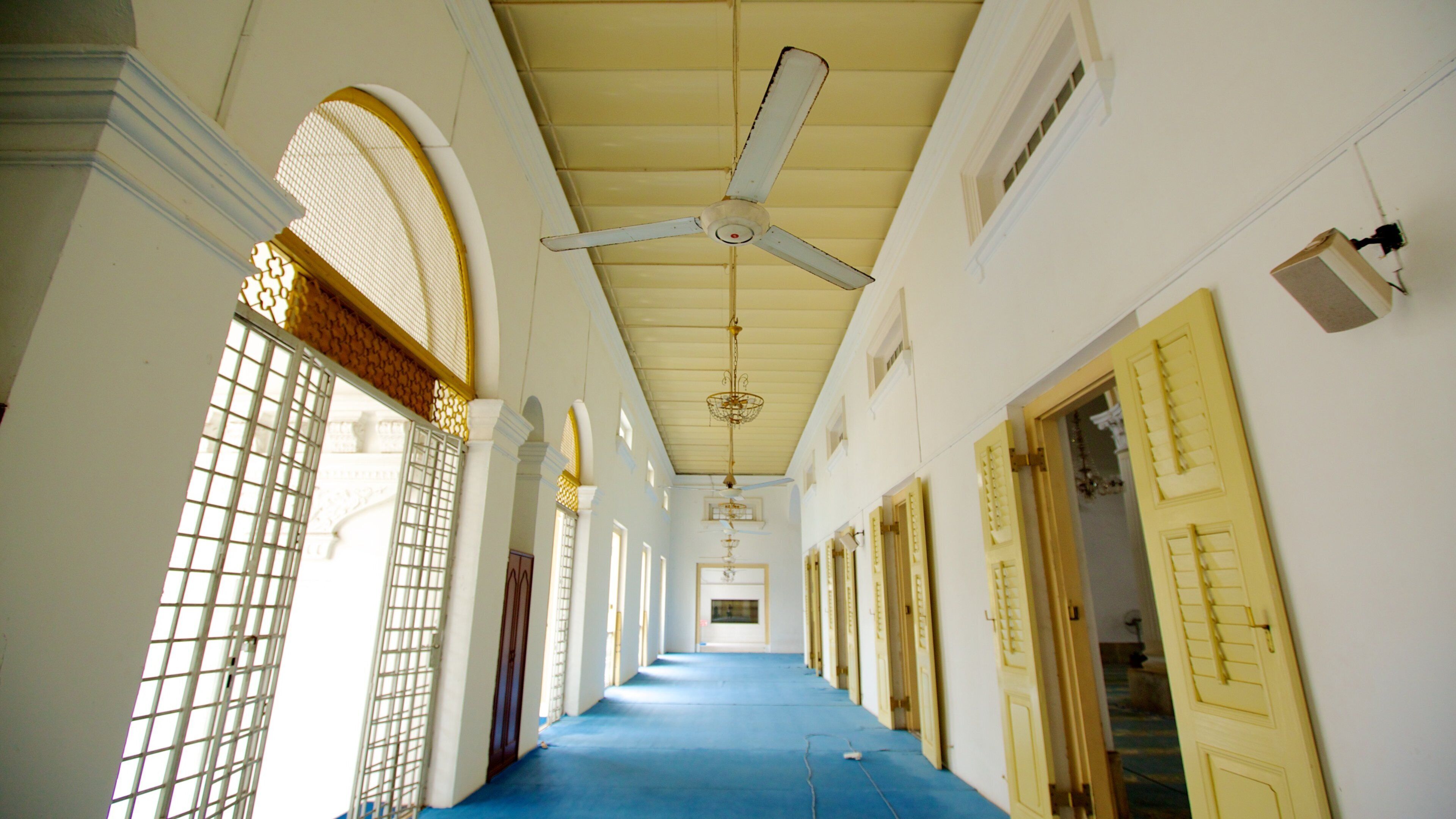 Sultan Abu Bakar State Mosque showing interior views and a mosque