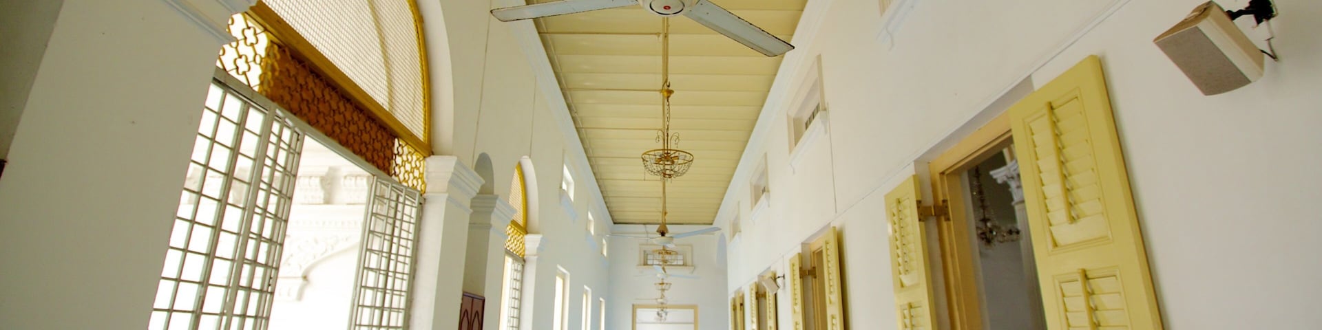 Sultan Abu Bakar State Mosque showing interior views and a mosque