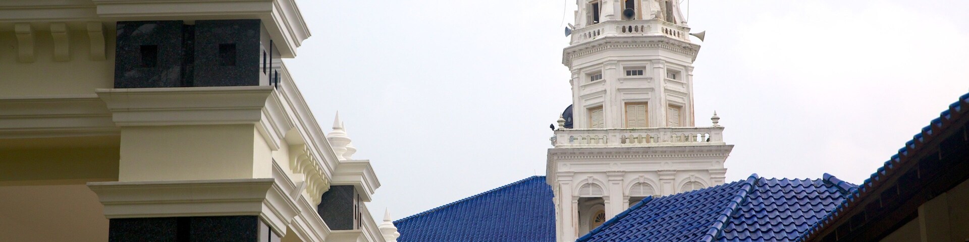 Johor Bahru caracterizando arquitetura de patrimônio e uma mesquita
