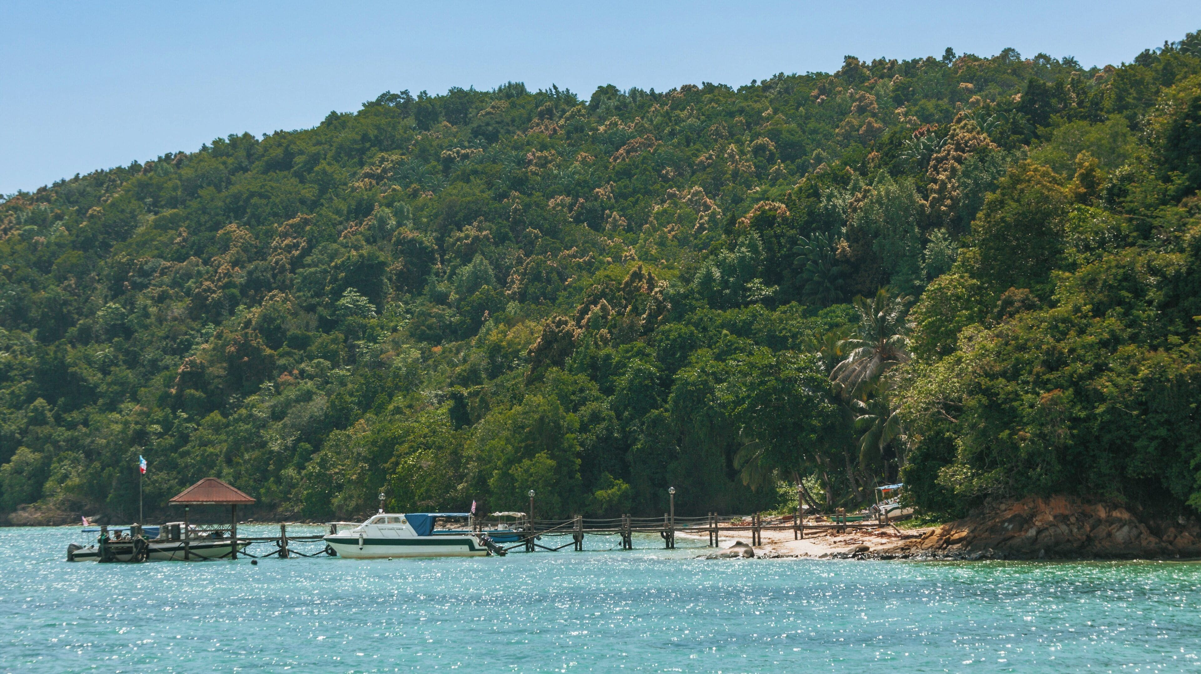 Stunning views of Tunku Abdul Rahman Park with lush greenery and serene waters in Kota Kinabalu, Sabah, Malaysia during a sunny day