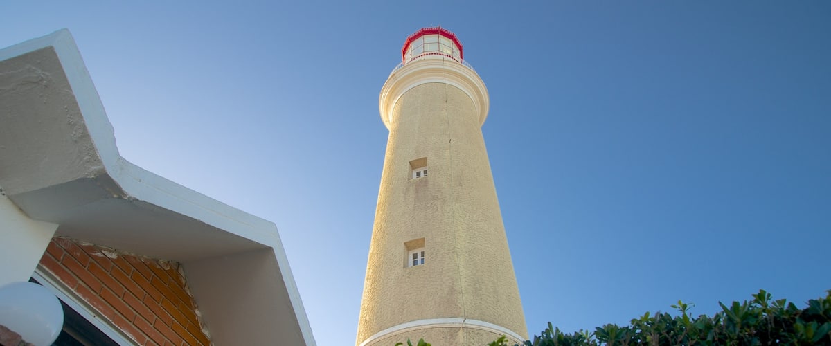 Faro de Punta del Este ofreciendo un faro y patrimonio de arquitectura