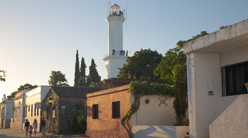 Faro di Colonia del Sacramento mostrando architettura d\'epoca, tramonto e faro