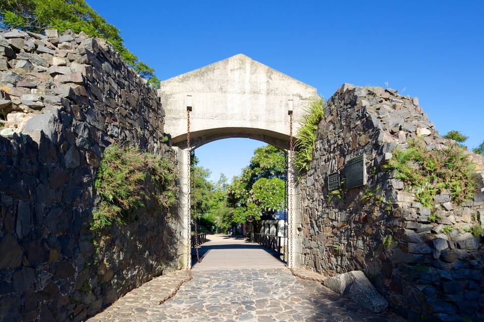 Un antico arco in pietra con un sentiero acciottolato che vi conduce attraverso.