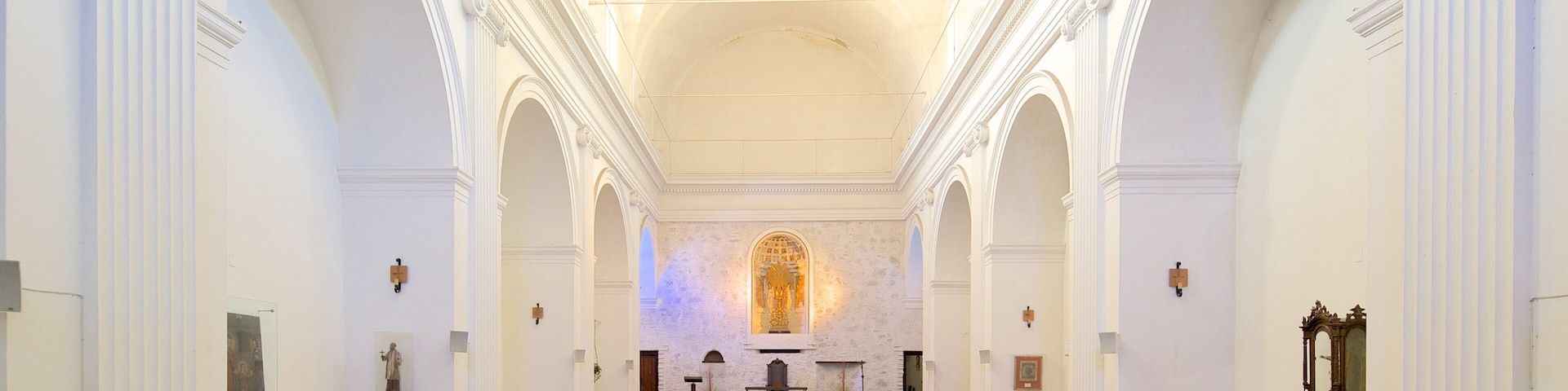 Colonia del Sacramento que incluye vista interna, aspectos religiosos y una iglesia o catedral