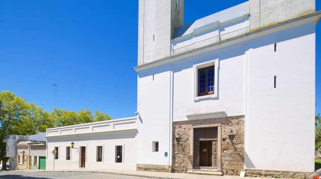 Matriz Church showing street scenes, heritage architecture and a small town or village