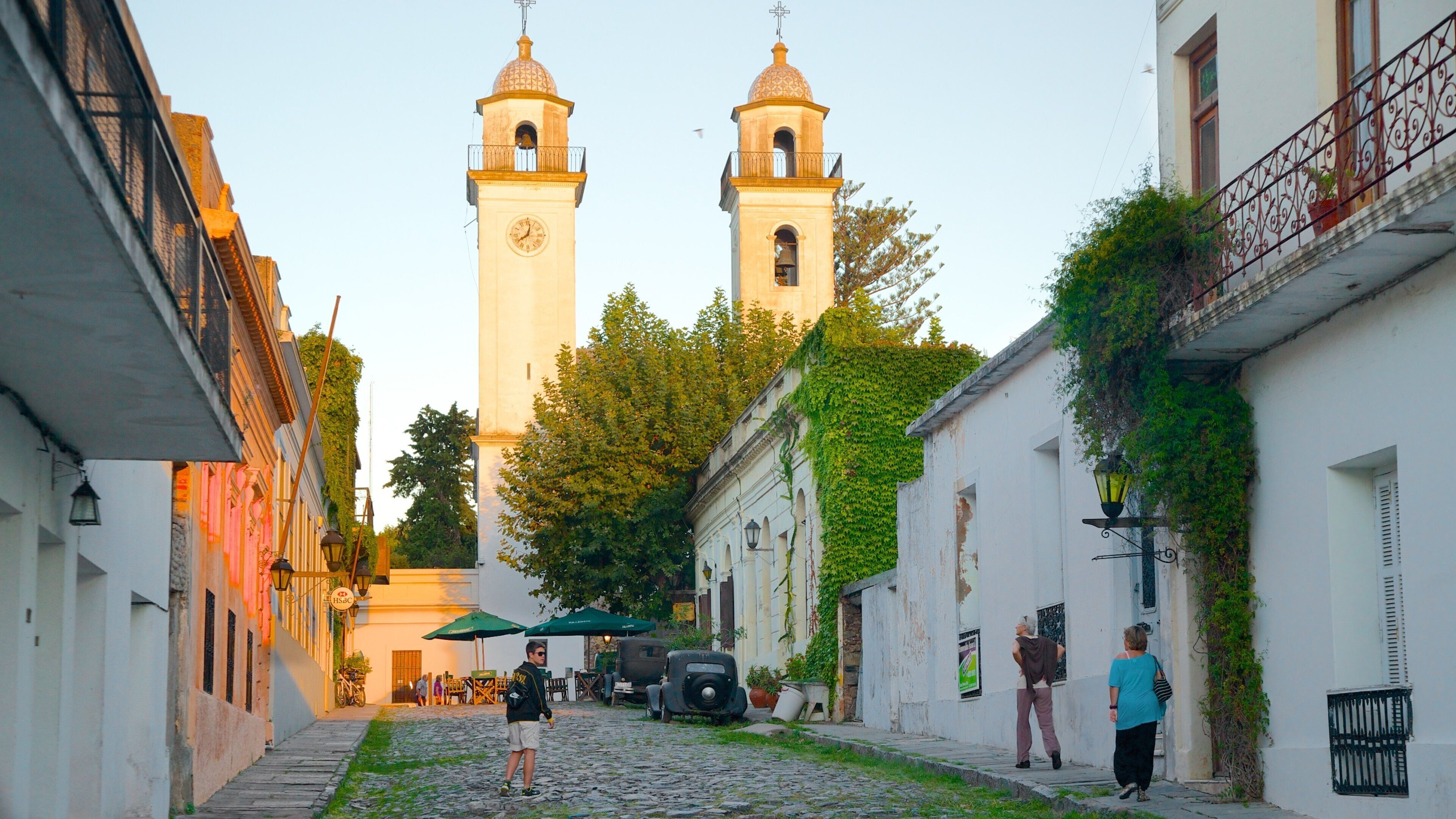 Colonia del Sacramento Plaza de Armas showing street scenes and heritage architecture